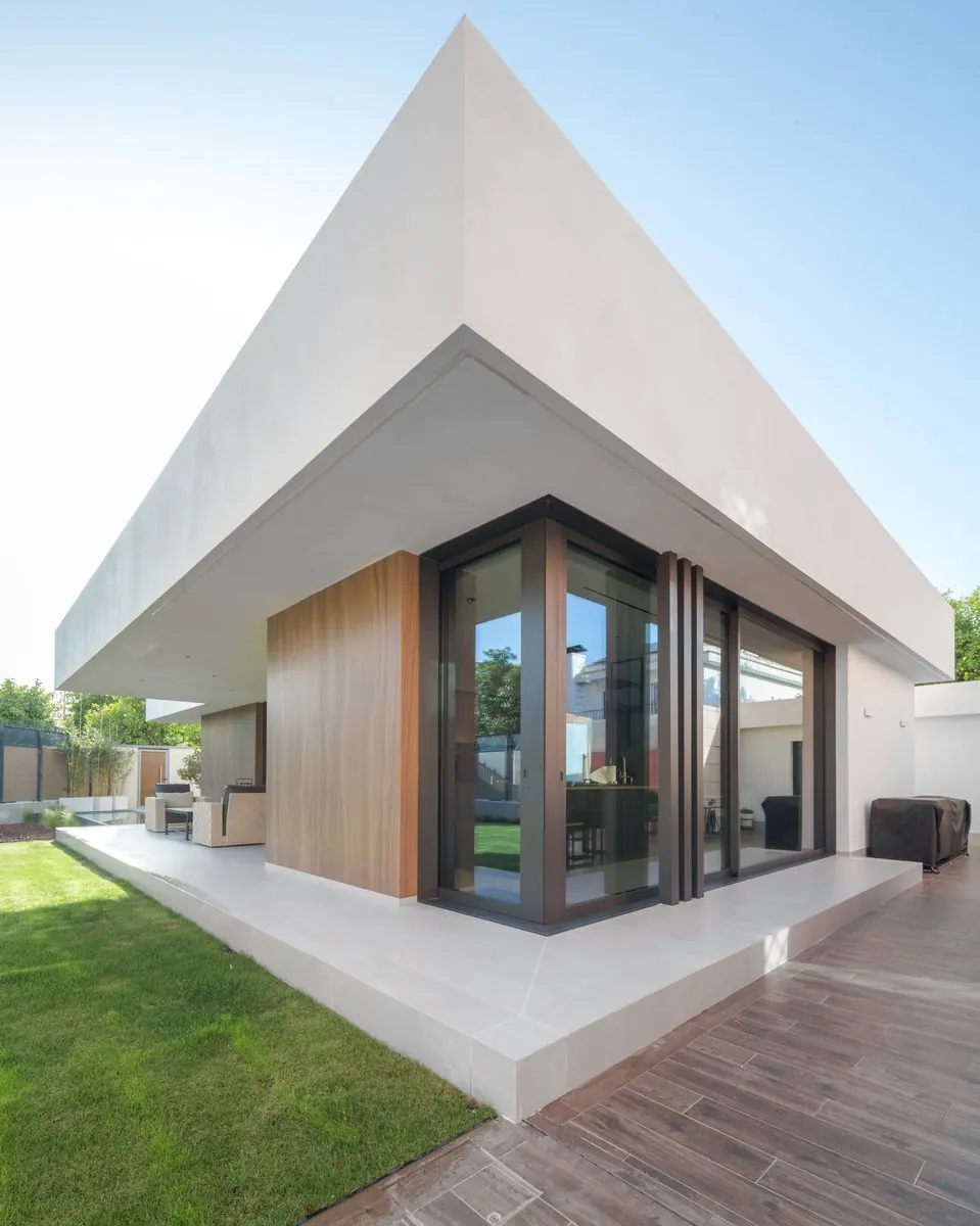 Vivienda contemporánea en Almería con esquina acristalada en aluminio, obra Alisios