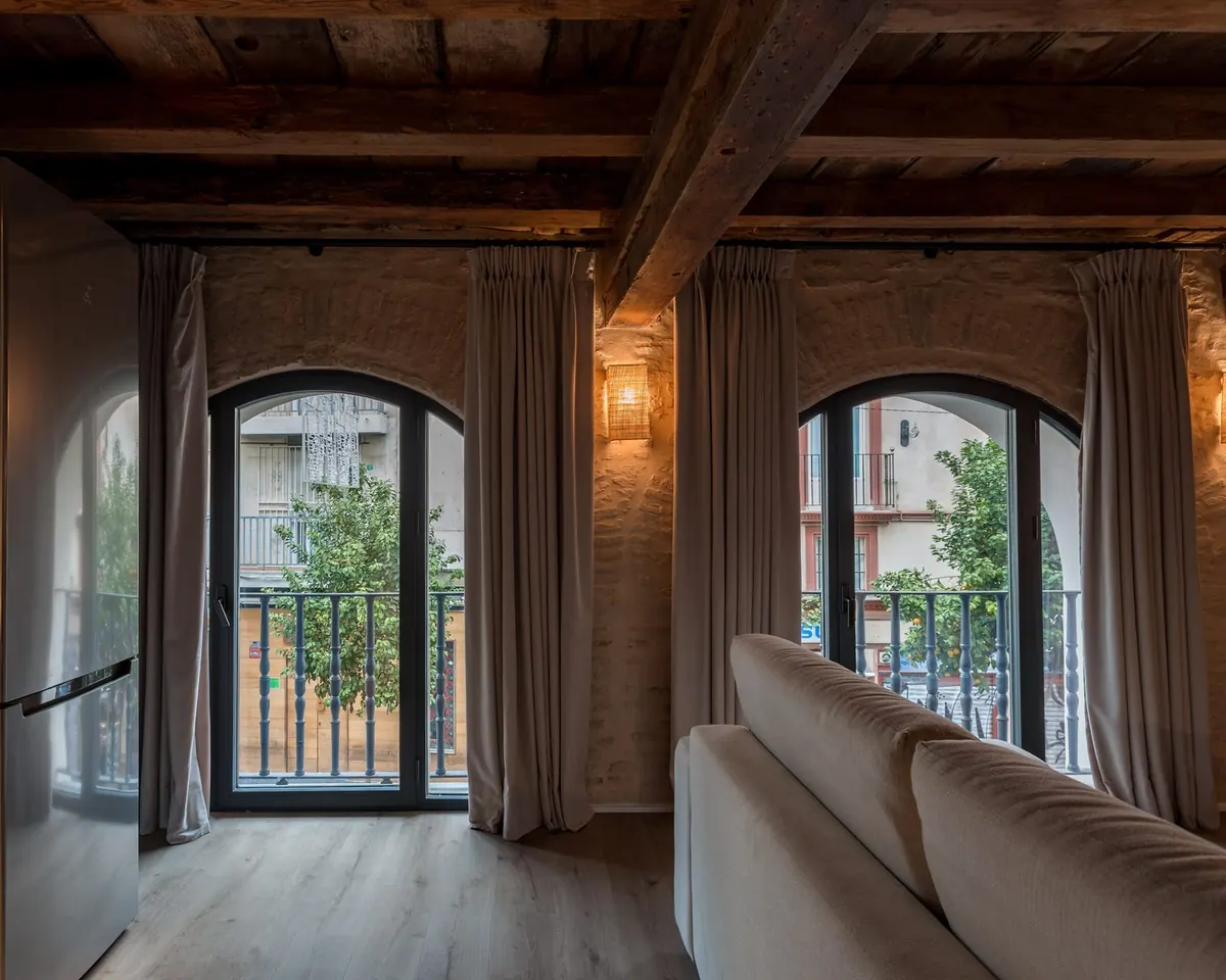 Salón con balconeras de arco en un edificio tradicional de Sevilla, obra Arfe