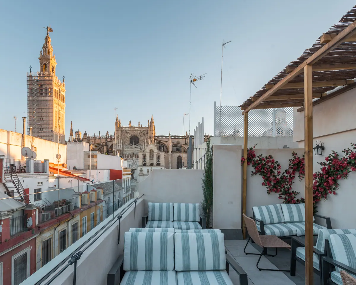 Terraza de un hotel en el centro de Sevilla con vistas a la Giralda