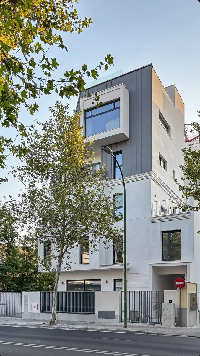 Edificio residencial de varias plantas en la calle Manuel Siurot 45 de Sevilla