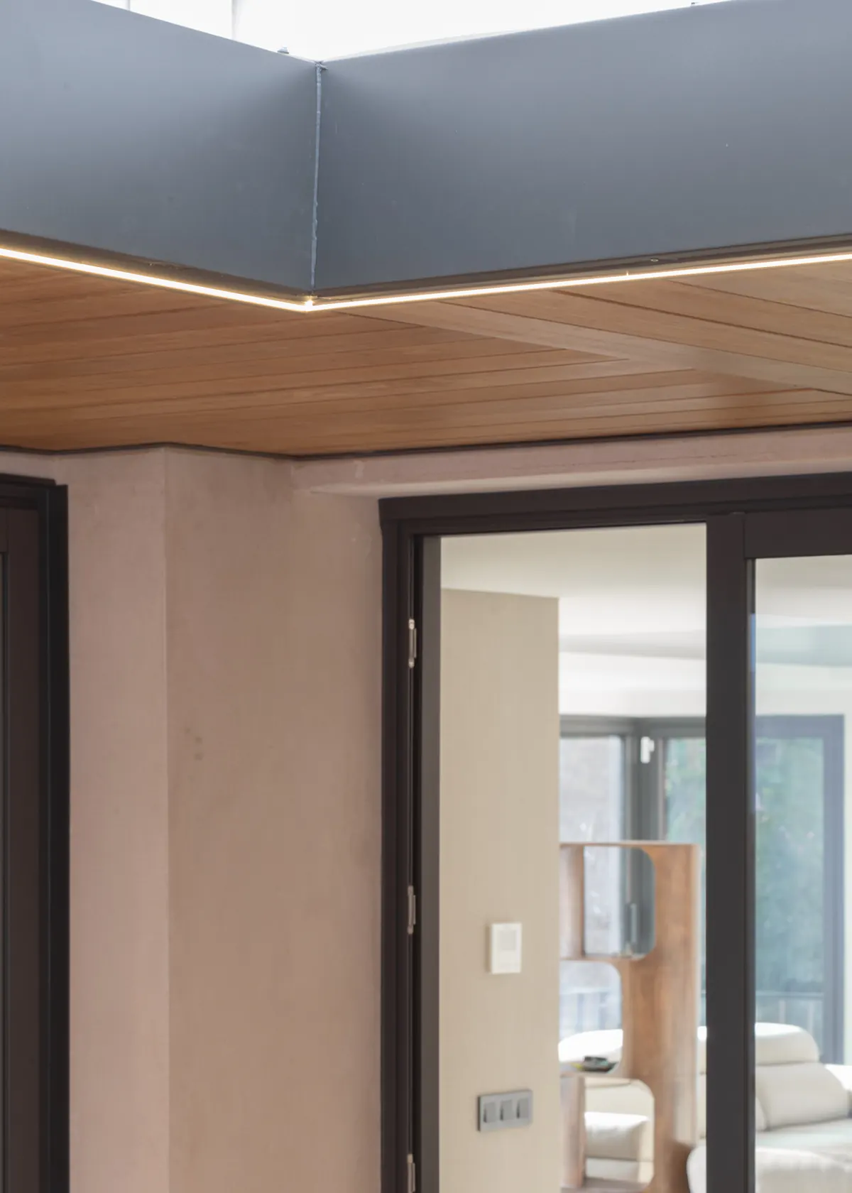 Detalle del techo exterior Grad con perfil LED sobre una corredera de aluminio negro