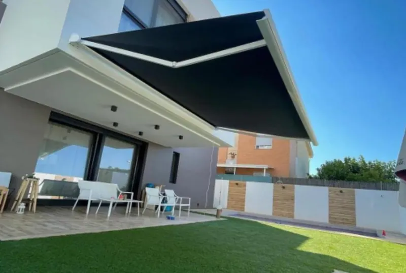 Toldo cofre extendido sobre la terraza de una vivienda