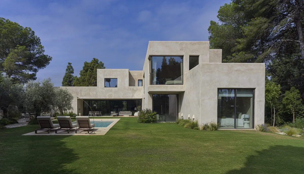Vivienda unifamiliar en Sotogrande con grandes ventanales de aluminio, proyecto Premio ADA Strugal 2024