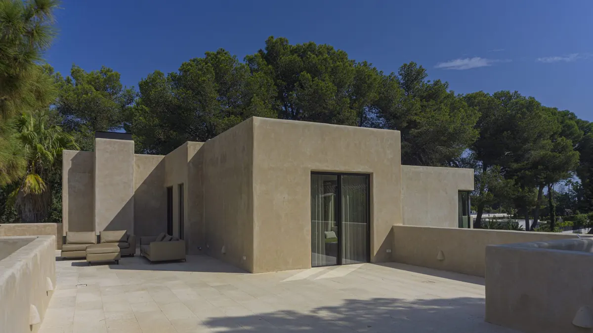 Terraza en cubierta de la vivienda de Sotogrande con puerta acristalada