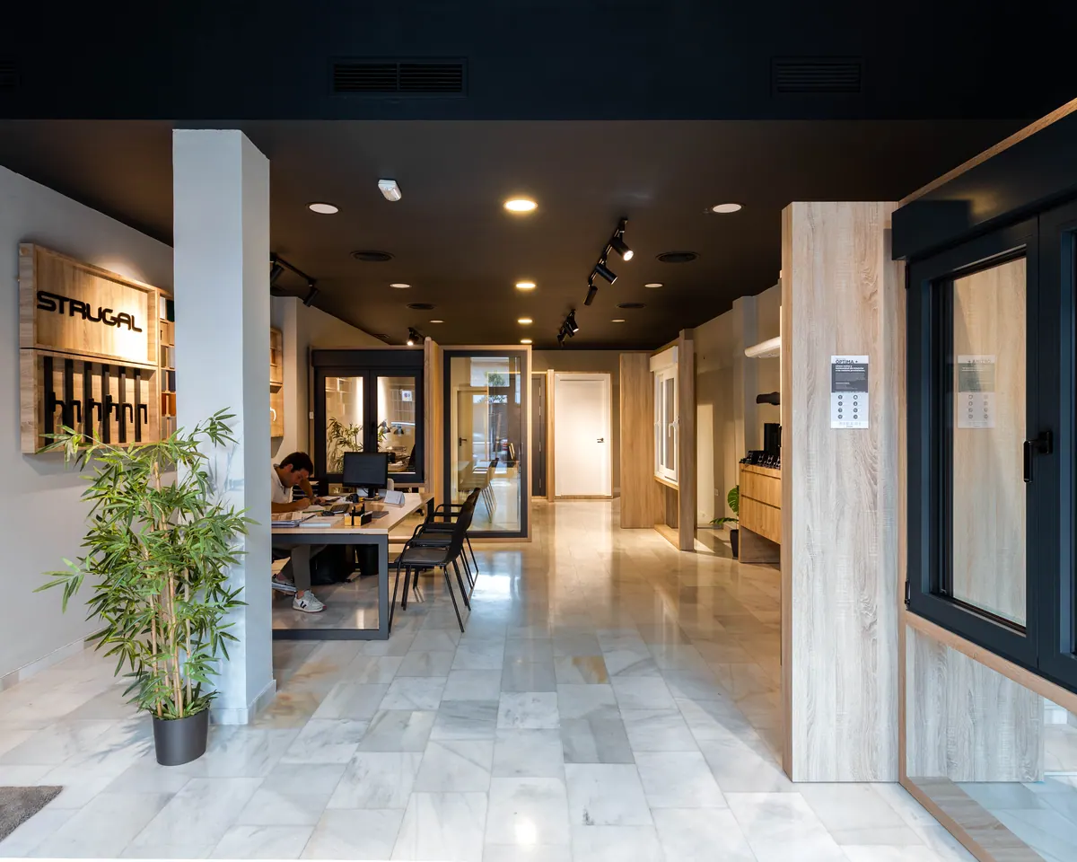 Exposición de ventanas y puertas Strugal en la tienda Venpro