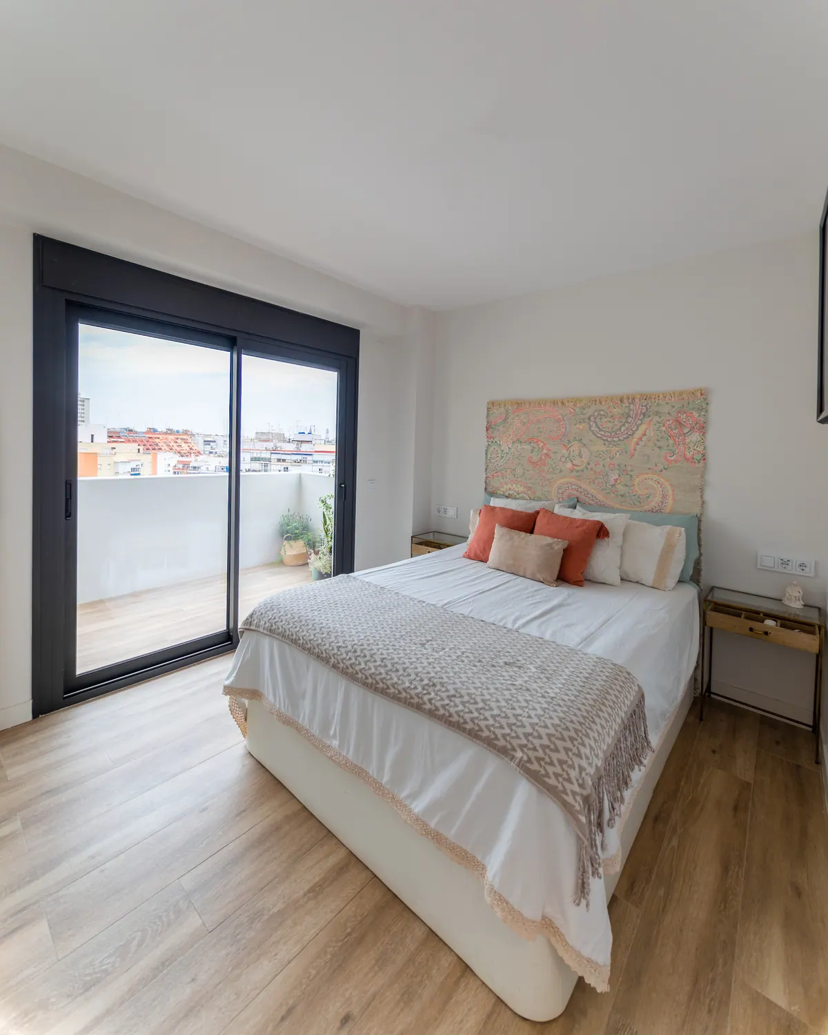 Dormitorio con corredera de aluminio negro hacia la terraza