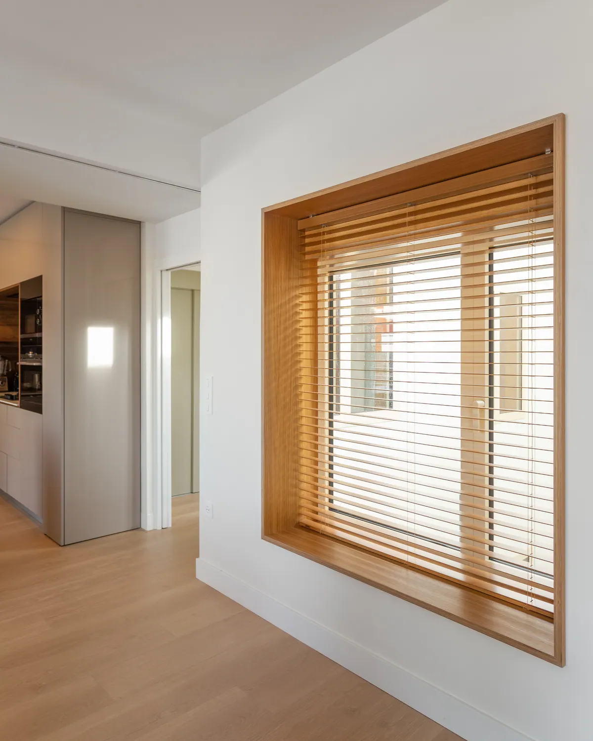 Ventana de aluminio en acabado madera con veneciana interior